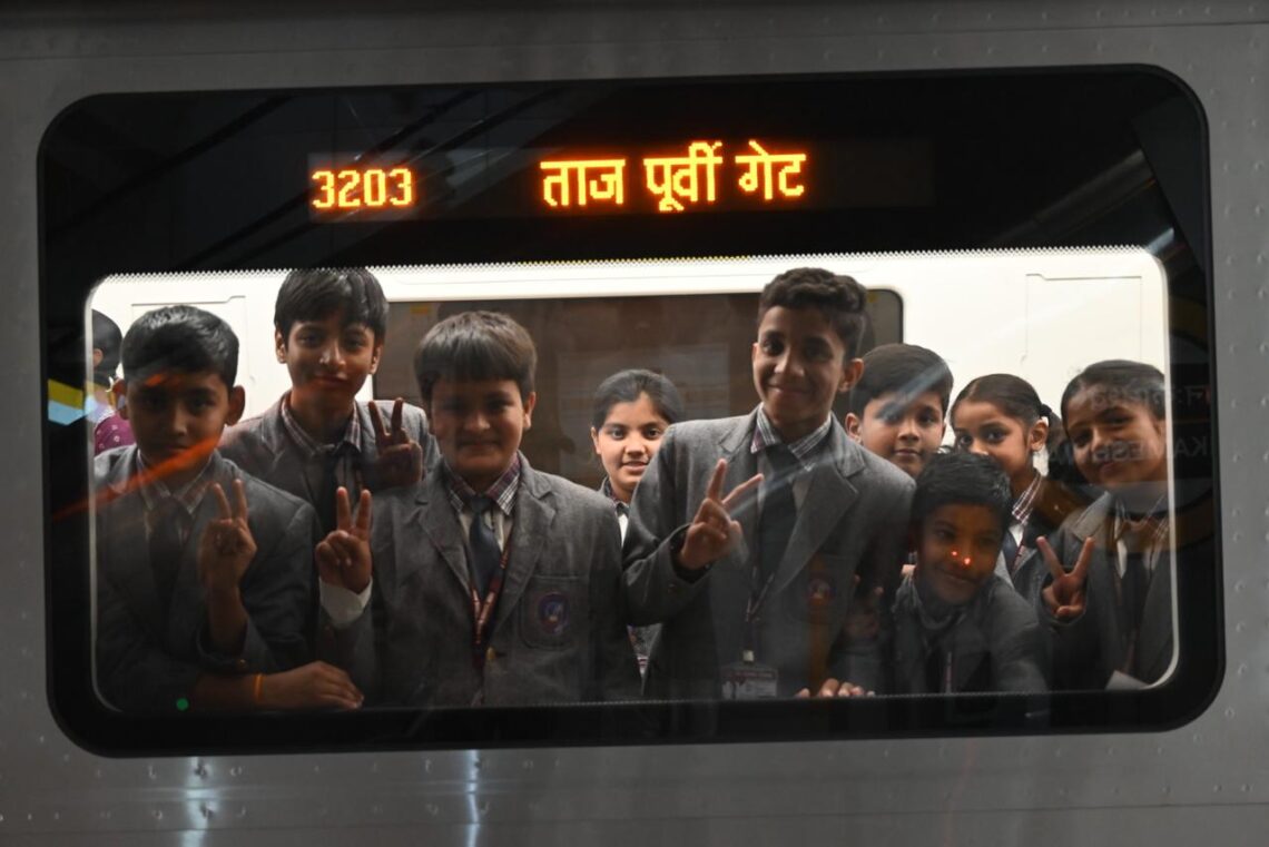 बाल दिवस पर आगरा के छात्रों ने मेट्रो की सैर, रेडक्लिफ स्कूल में जागरूकता सत्र आयोजित
