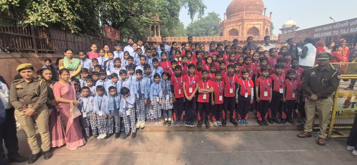 आगरा मिशन शक्ति फेस 5: ताजमहल भ्रमण पर आए छात्रों को महिला सुरक्षा और सशक्तिकरण की जानकारी