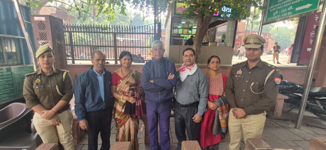 ताज सुरक्षा पुलिस ने 65 वर्षीय बुजुर्ग पर्यटक को उसके साथियों से मिलवाया