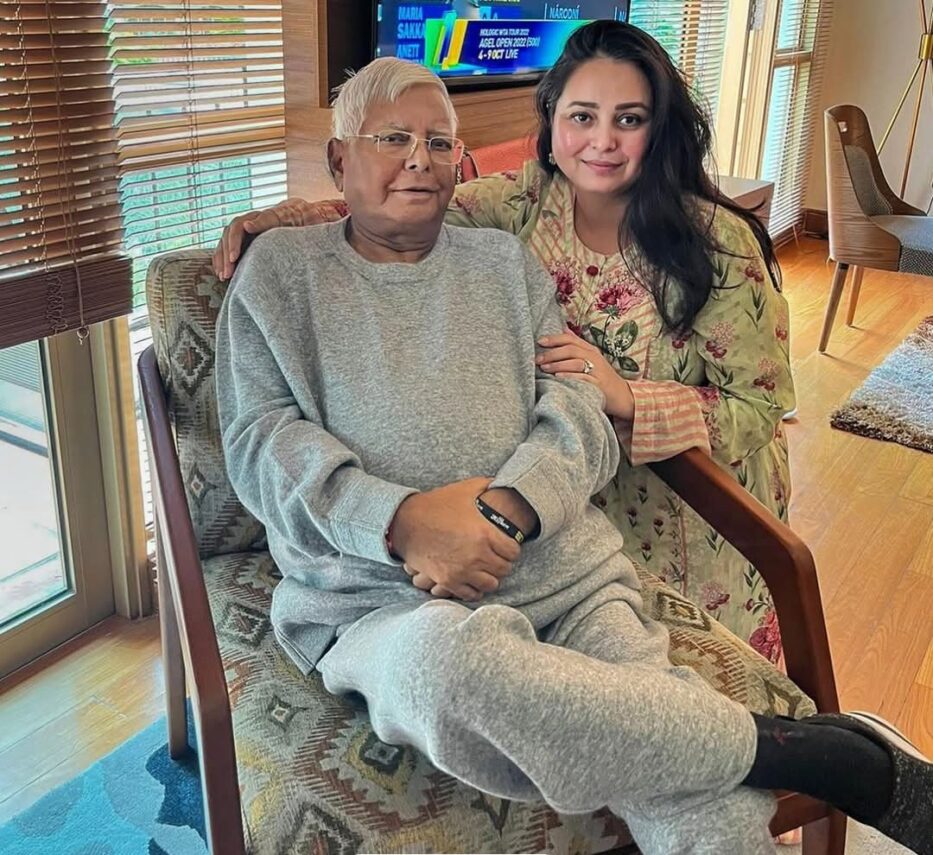 बिहार में RJD की करारी हार के बीच बड़ी टूट: रोहिणी आचार्य ने राजनीति और परिवार से नाता तोड़ा, संजय यादव पर लगाया दबाव का आरोप