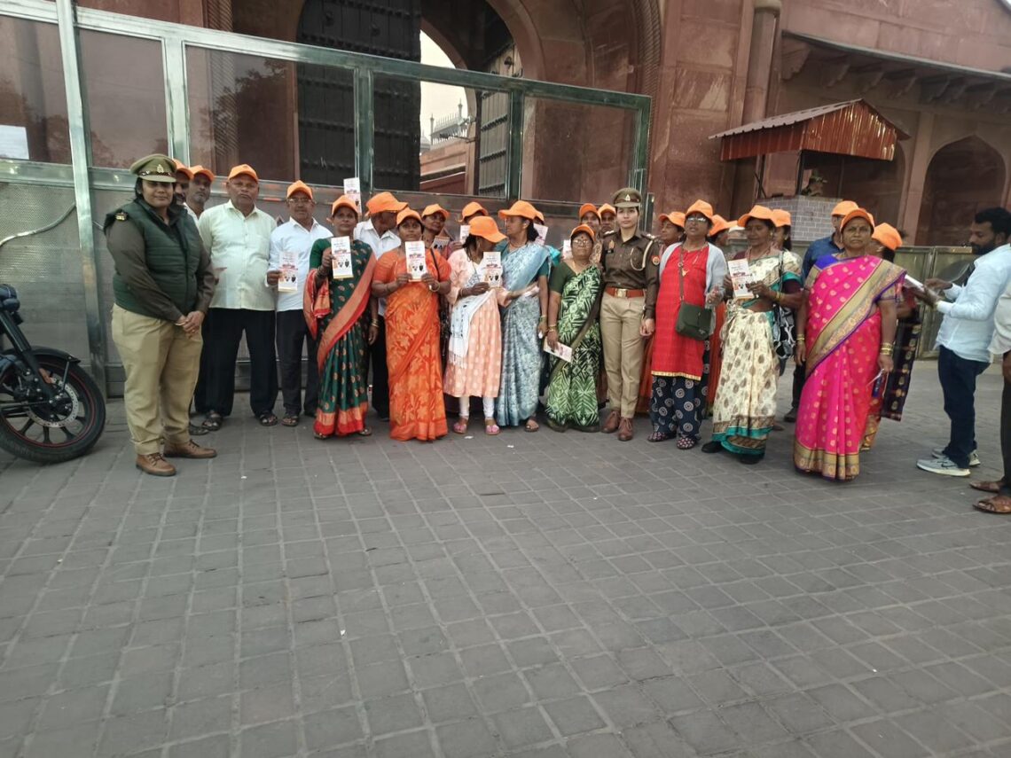 मिशन शक्ति का प्रभाव: पर्यटन पुलिस ने महाराष्ट्र से आए पर्यटकों को दी सुरक्षा व हेल्पलाइन की जरूरी जानकारी