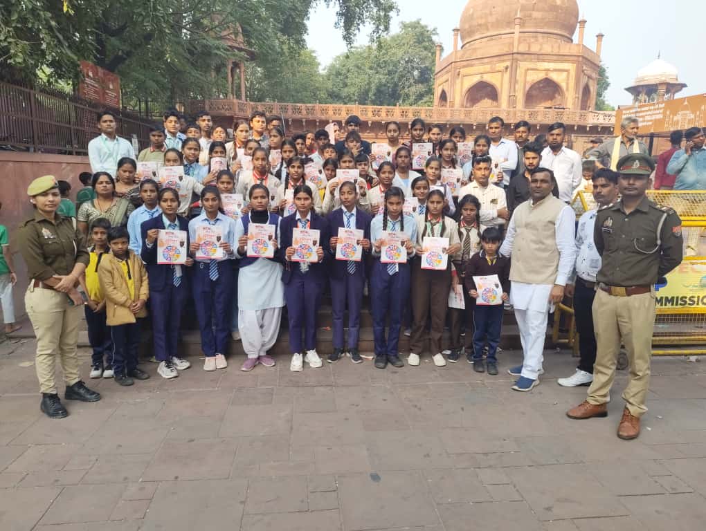 मिशन शक्ति अभियान: ताजमहल पहुंची छात्राओं व महिलाओं को ताज सुरक्षा पुलिस ने किया जागरूक