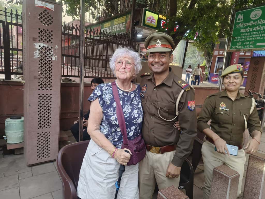 ताजमहल में खोई 80 वर्षीय विदेशी पर्यटक को ताज सुरक्षा पुलिस ने सकुशल मिलाया