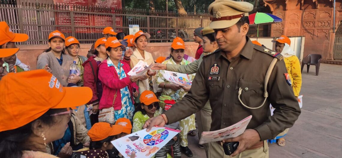 मिशन शक्ति अभियान के तहत नासिक के छात्राओं का ताजमहल पर स्वागत और जागरूकता कार्यक्रम