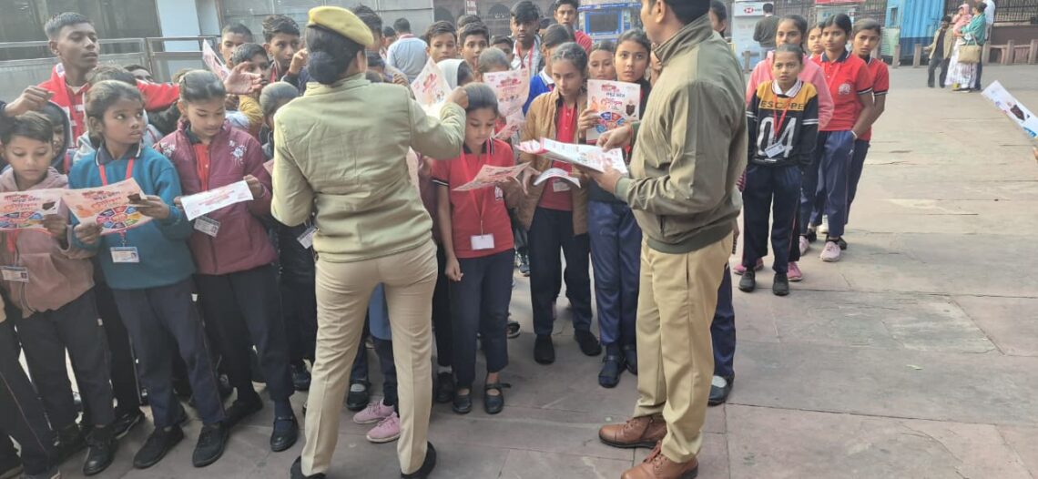मिशन शक्ति अभियान के तहत ताजमहल आगंतुक छात्राओं को पुलिस ने दी सुरक्षा और जागरूकता
