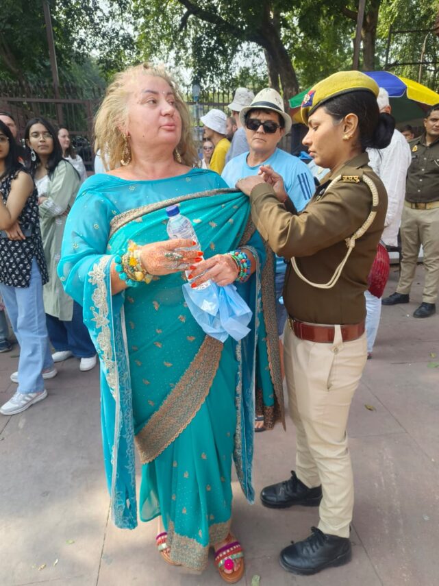 रूस की महिला पर्यटक की साड़ी ठीक कर महिला आरक्षी बनी मददगार, ताज सुरक्षा पुलिस की मानवता की मिसाल
