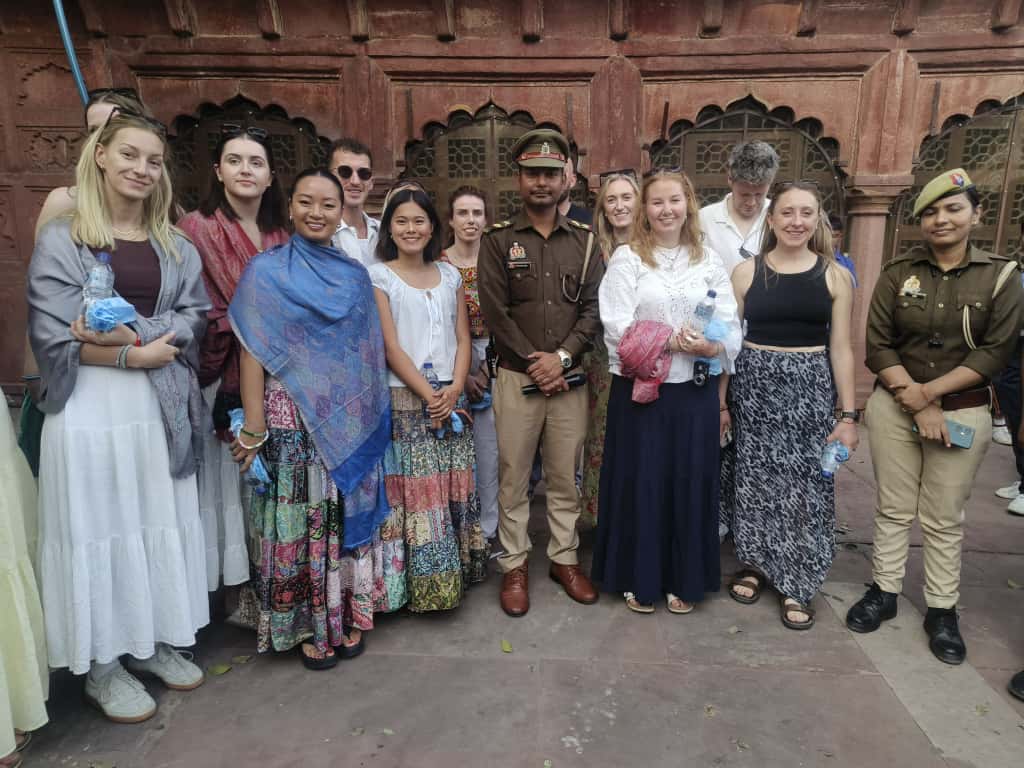 इंग्लैंड से आए पर्यटकों का ताज सुरक्षा पुलिस ने किया हार्दिक स्वागत