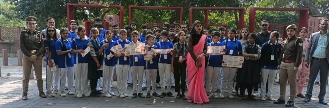 मिशन शक्ति टीम ने फिरोजाबाद से आई बालिकाओं को दी हेल्पलाइन नंबरों की अहम जानकारी