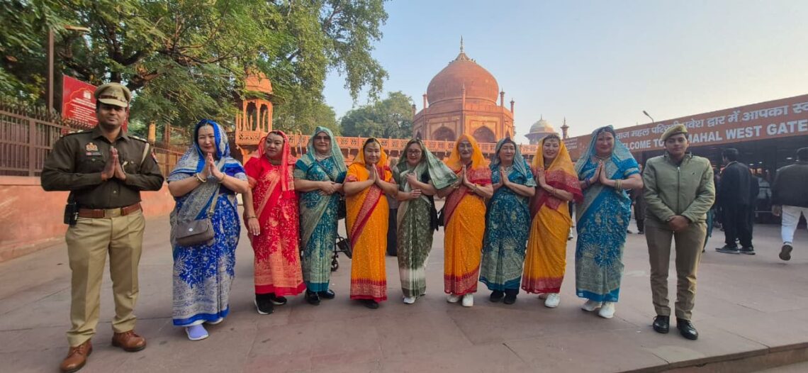 भारतीय परिधानों में सजी विदेशी महिला पर्यटकों का ताज सुरक्षा पुलिस ने किया गर्मजोशी से स्वागत