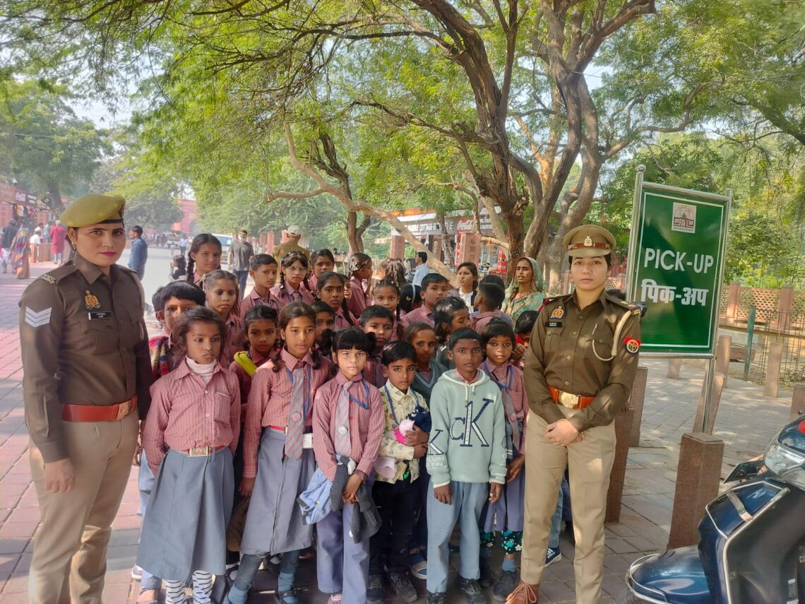 मिशन शक्ति 5.0 अभियान: बलिया से आई छात्राओं को ताजमहल में हेल्पलाइन नंबरों की दी जानकारी