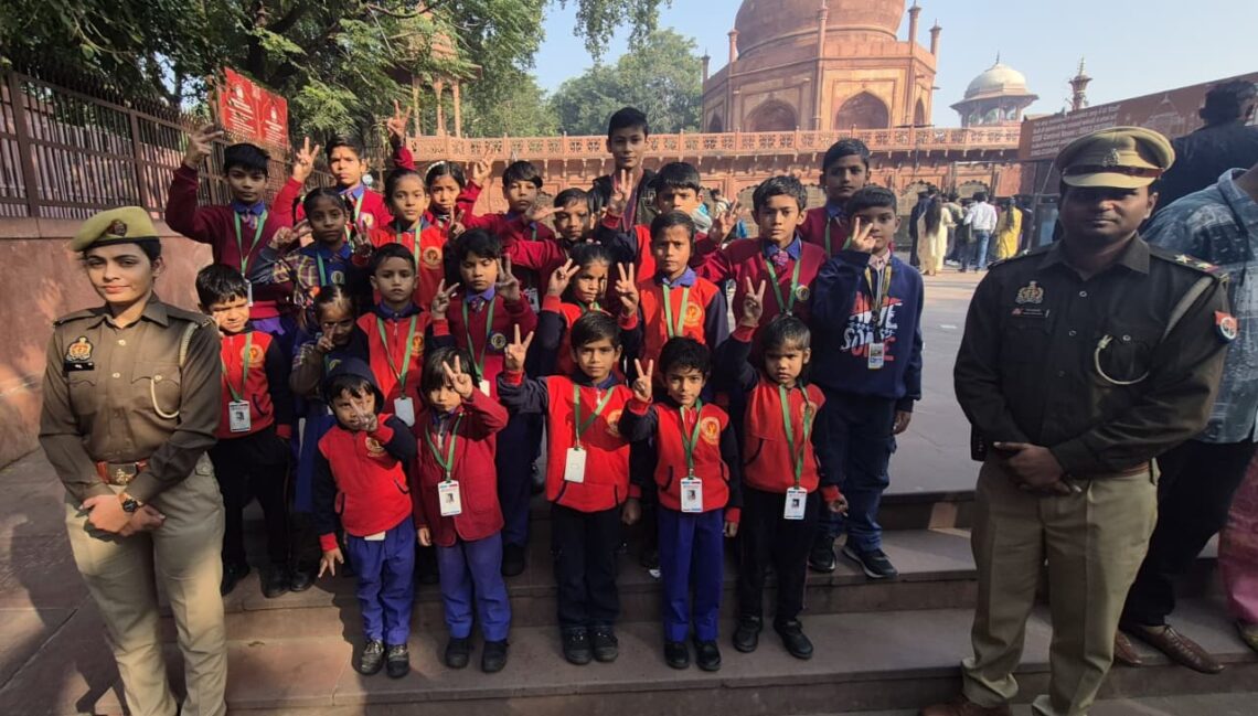 ऑपरेशन टूरिस्ट डिलाइट: नन्हे बच्चों को फ्रेंडली अंदाज में ताजमहल भ्रमण कराया