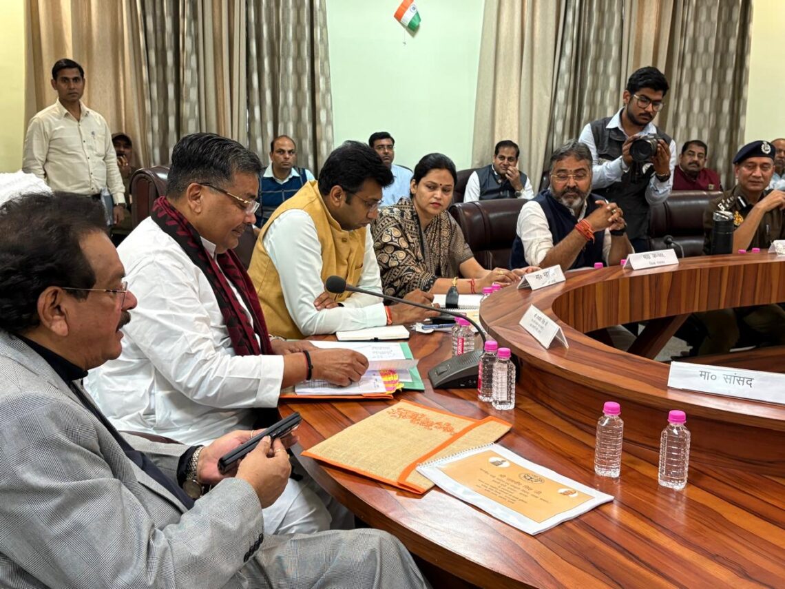 انچارج وزیر جیویر سنگھ کی صدارت میں ضلع ترقی اور امن و امان کی جائزہ میٹنگ اختتام پذیر