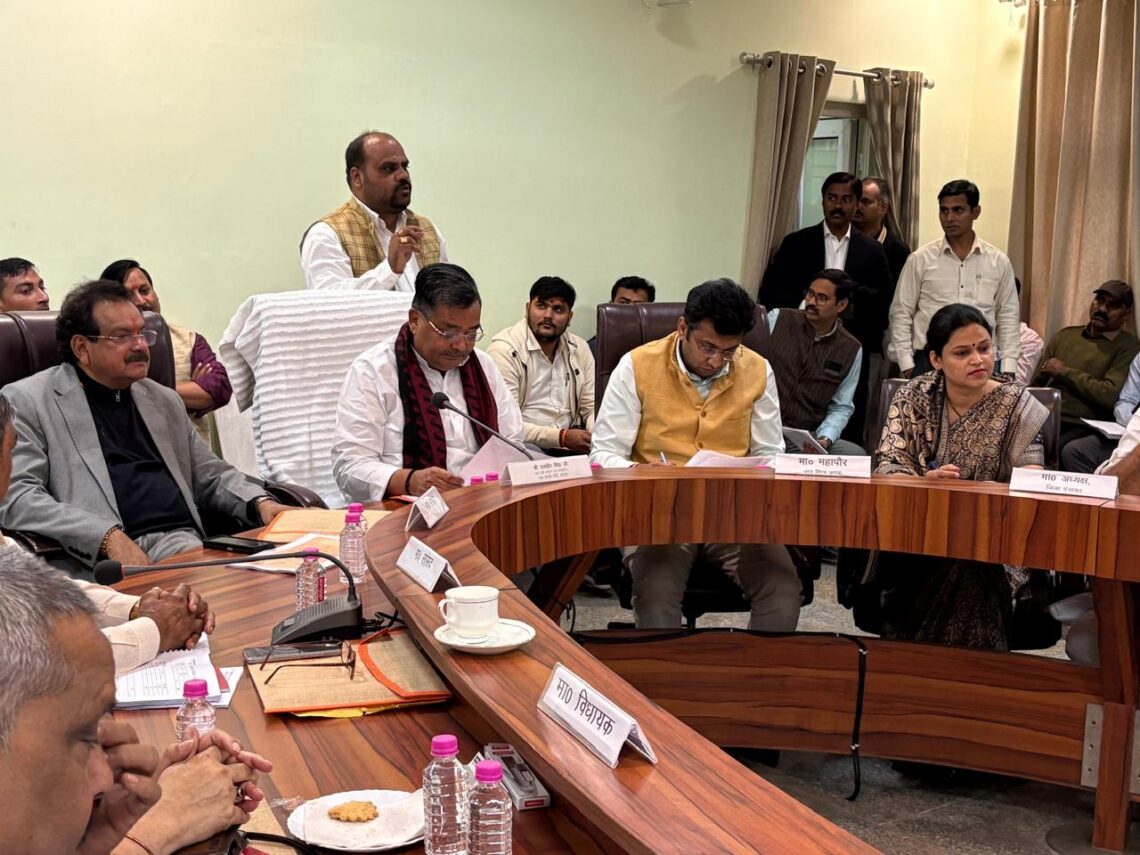 प्रभारी मंत्री जयवीर सिंह की अध्यक्षता में जनपद विकास और कानून व्यवस्था की समीक्षा बैठक संपन्न
