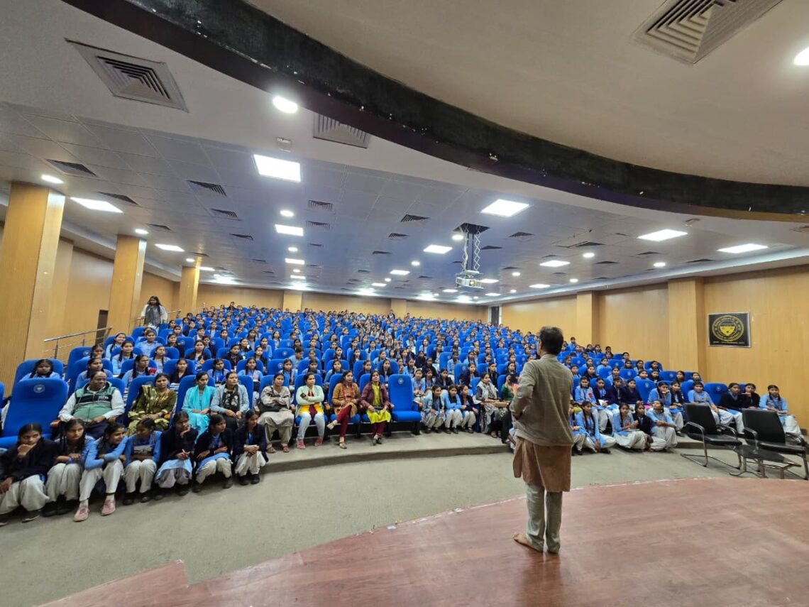 डॉ. भीमराव आंबेडकर विश्वविद्यालय में “ललित कलाओं का महत्व एवं भविष्य” विषय पर कार्यशाला का सफल आयोजन
