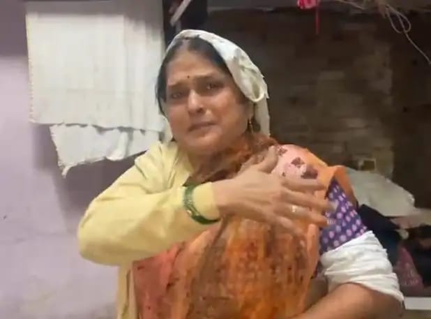 फर्रुखाबाद में पुराने मकान का प्लास्टर गिरा, महिला घायल