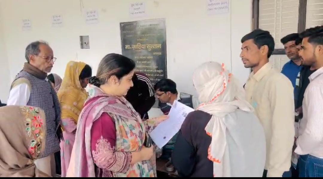 सहावर में दूसरे दिन भी एसआईआर फार्म भरवाने वालों की लगी रही भीड़