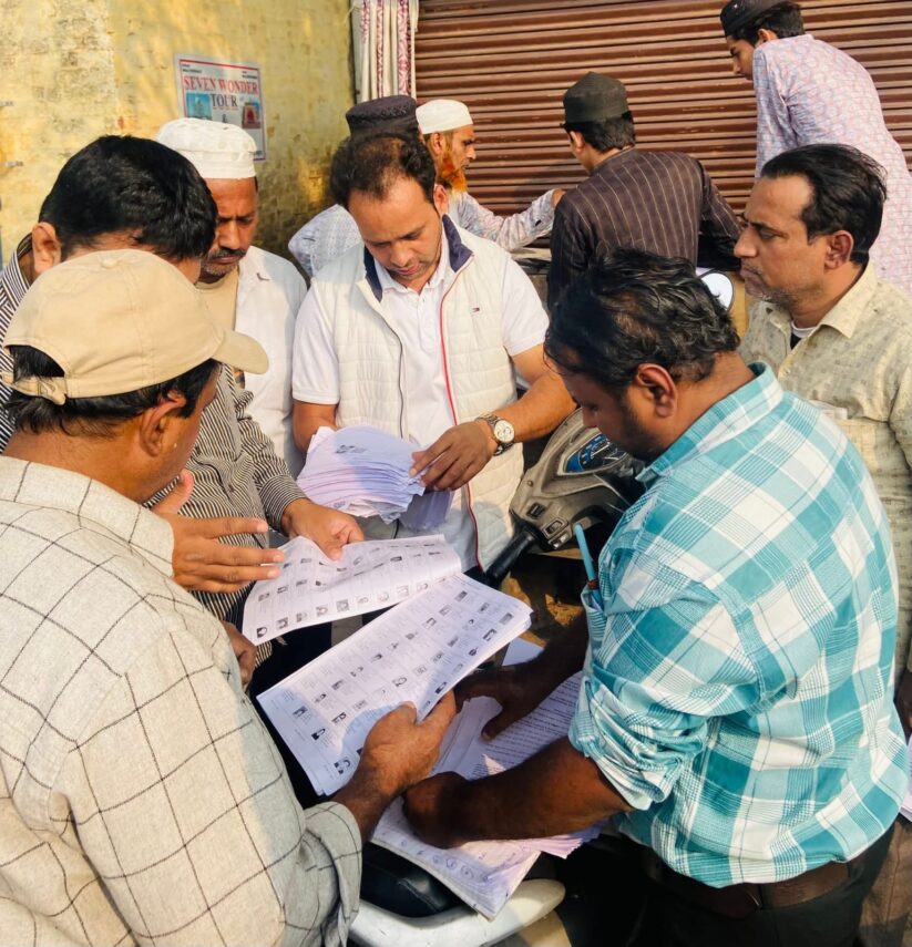 आगरा में छावनी क्षेत्र में घर-घर जाकर कार्य कर रहे बशीर उल हक रॉकी