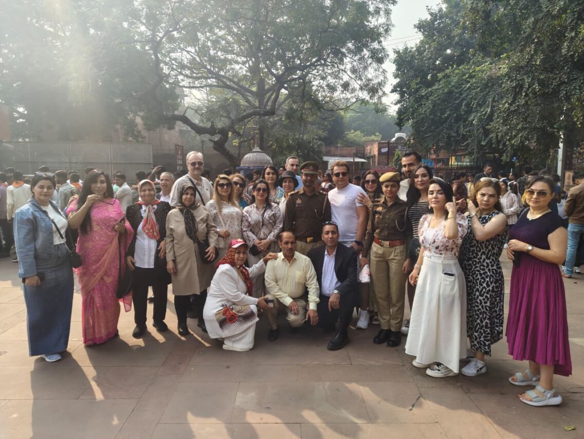 ईरानी पर्यटकों का ताजमहल भ्रमण, ताज सुरक्षा पुलिस ने किया स्वागत