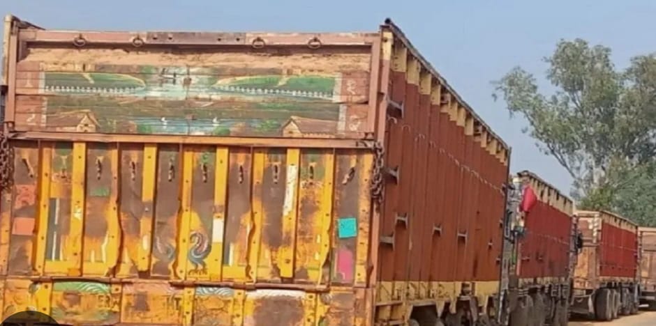 बांदा में बालू के ओवरलोड ट्रकों को पास कराने का नहीं थमा धंधा!जारी है पासिंग ठेका?