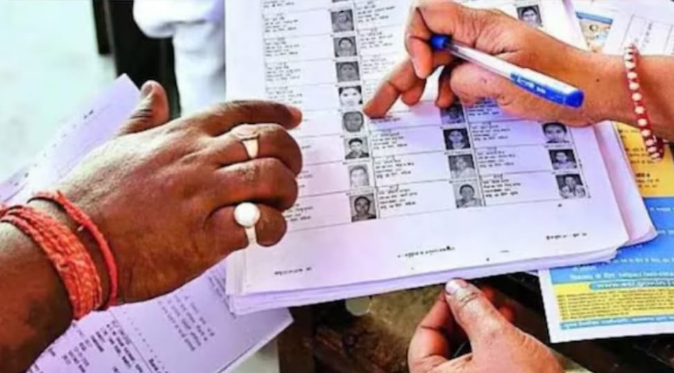 मतदाता सूची पुनरीक्षण में लापरवाही पर चाबुक:दो पर एफआईआर,आठ का रुका वेतन।