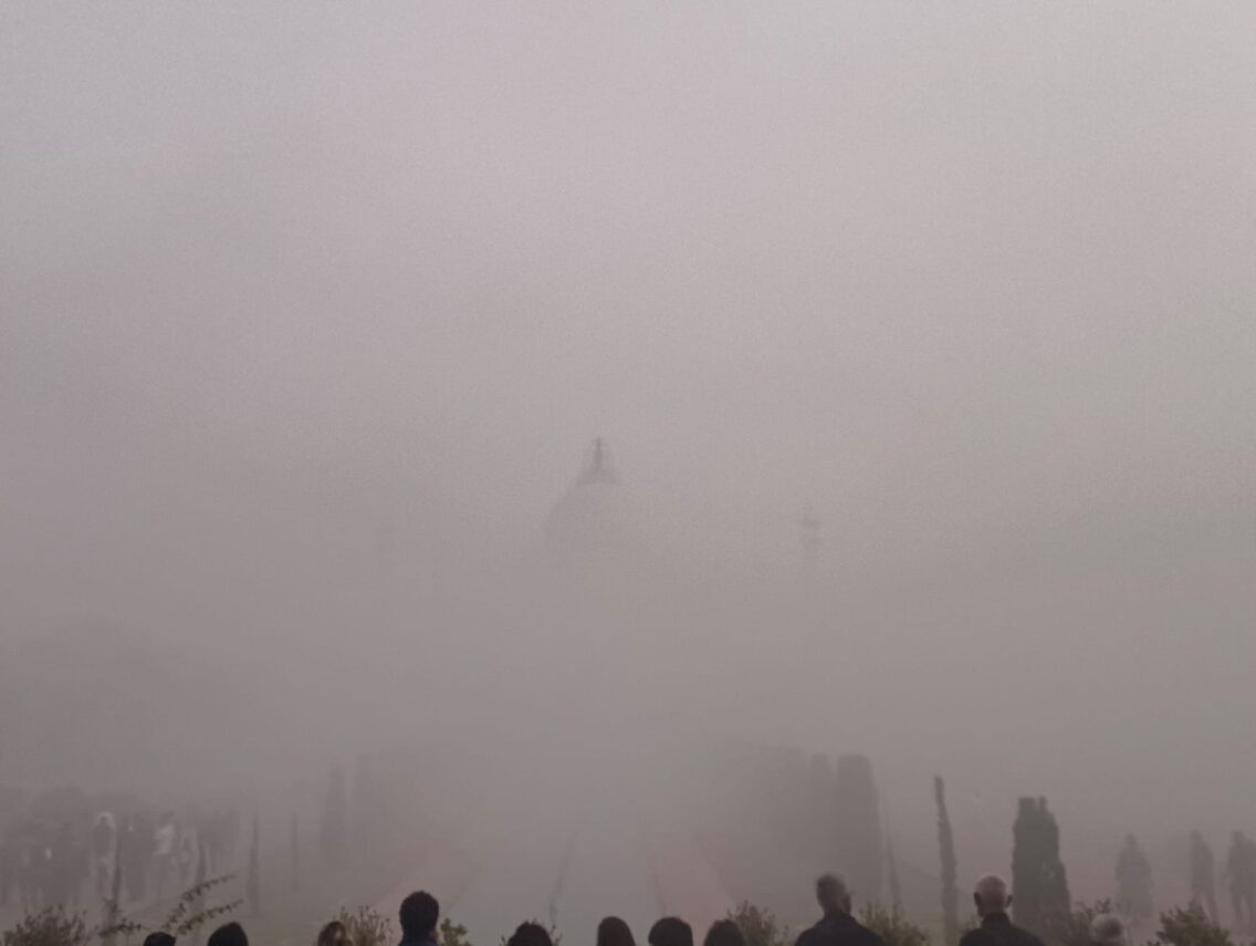 2025 का पहला कोहरा: ताजमहल में सर्दियों का नज़ारा, दी दस्तक