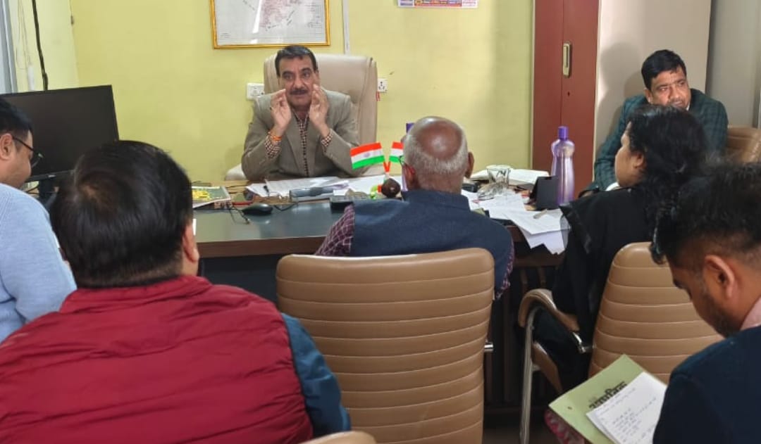 आबकारी आयुक्त समीक्षा में हर्षित:राजस्व से संतुष्ट,अवैध शराब पर सख्ती के निर्देश।