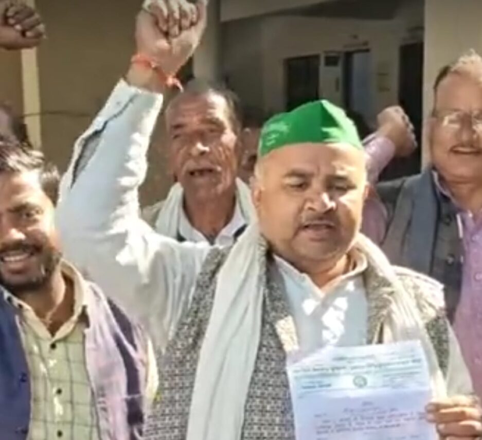 चकबंदी कार्य में धीमी गति और भ्रष्टाचार से किसानों में आक्रोश,दिया ज्ञापन।