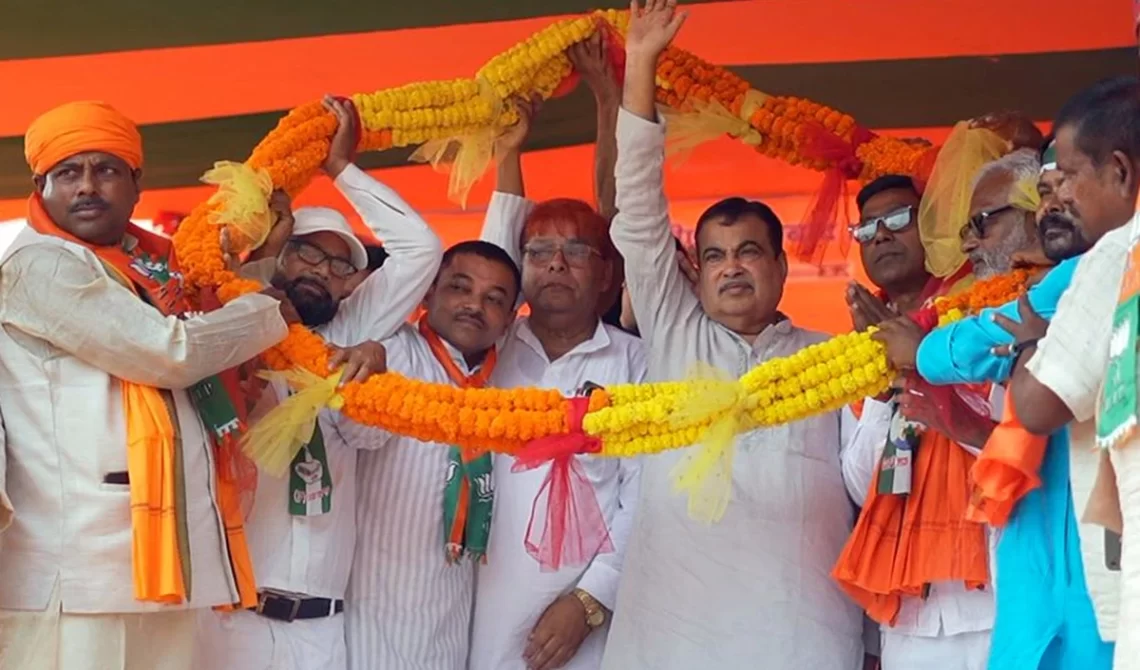 “तीर के निशान पर बटन दबाइए, ऐसा करंट लगेगा कि ‘अंजे, पंजे, गंजे’ गायब हो जाएंगे।” — गडकरी