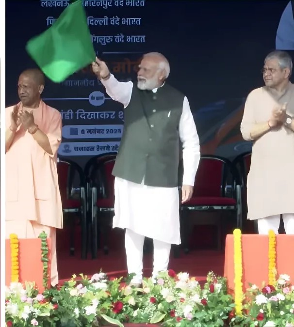 वाराणसी से एक साथ चार वंदे भारत एक्सप्रेस रवाना, रेल यात्रा में नए युग की शुरुआत