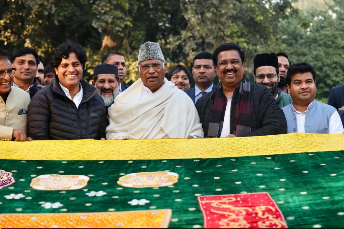 कांग्रेस अध्यक्ष के आवास से अजमेर शरीफ़ के लिए परंपरागत चादर रवाना