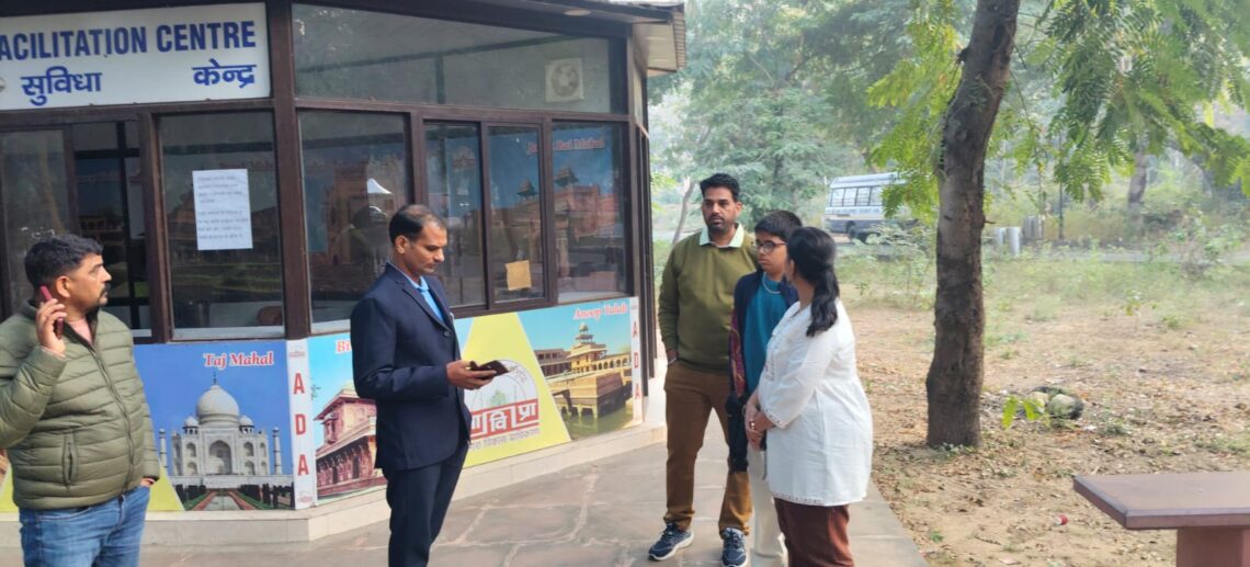 मुंबई से आए पर्यटक परिवार से फतेहपुर सीकरी में ठगी, गाइड ने 50 रुपये का टिकट 300 में थमाया