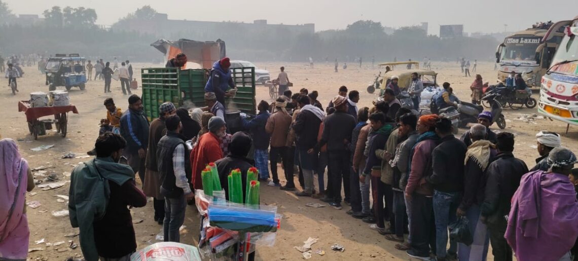 ख्वाजा गरीब नवाज़ के 814वें उर्स से लौट रहे ज़ायरीनों की खिदमत में जुटी बज़्मे खुद्दाम अबुल औलिया