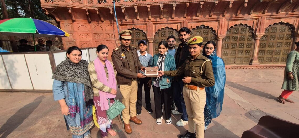 ताज सुरक्षा पुलिस ने महिला पर्यटक का पर्स खोजकर वापस किया