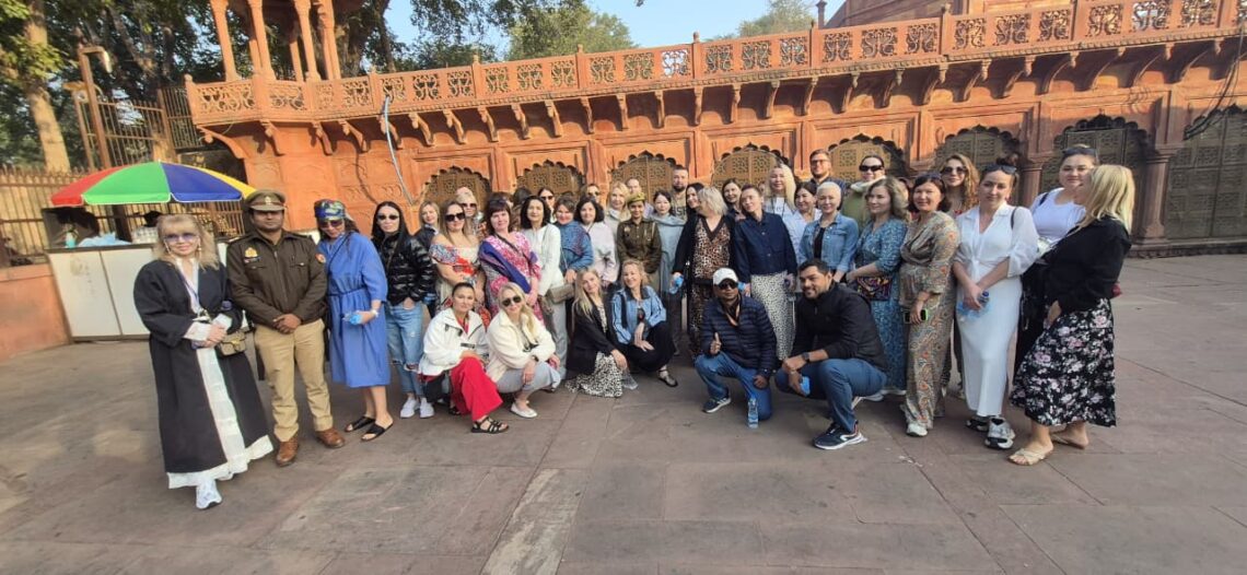 रूस से आई महिला पर्यटकों का भारतीय परंपरा से स्वागत, ताजमहल भ्रमण को बनाया यादगार