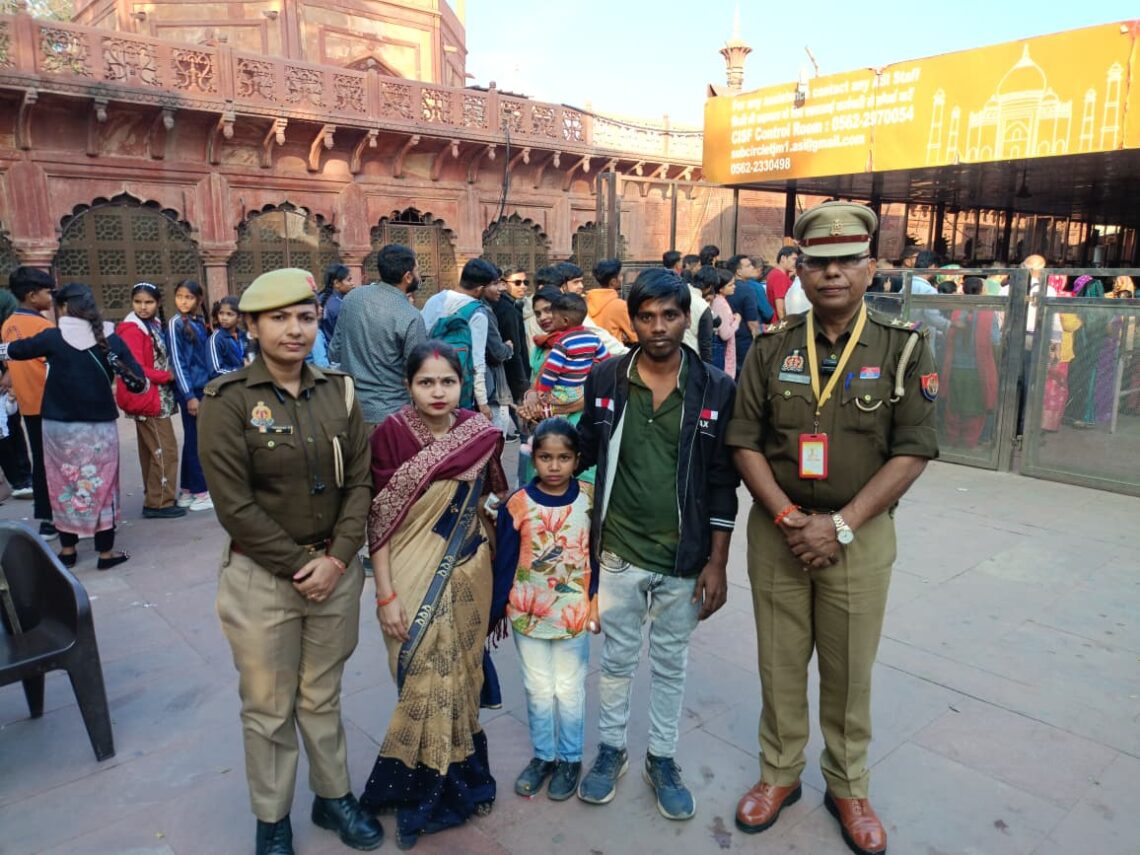 ताज सुरक्षा पुलिस ने 7 वर्षीय बच्ची को खोजकर परिजनों के सुपुर्द किया