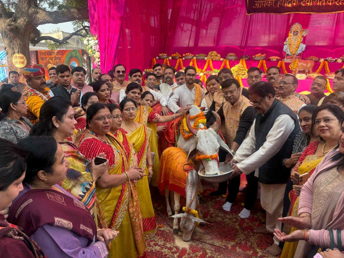 गोपाल की प्रिय गौ माता की सेवा से शुरू हुआ दिव्य छप्पन भोग महोत्सव का पावन मार्ग