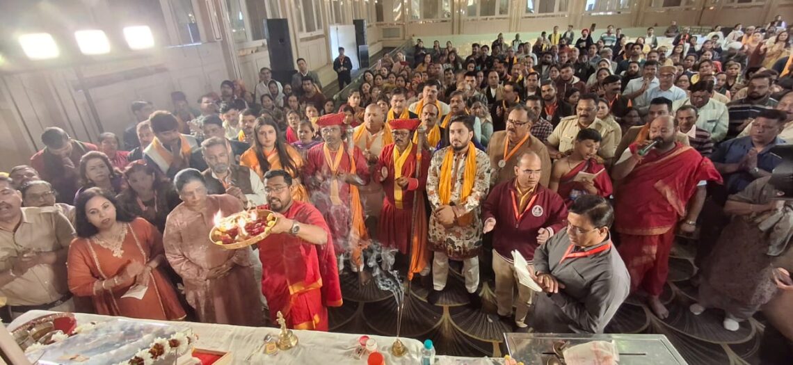 “साईं चरण पादुकाओं की दिव्य विदाई, आस्था के सागर में डूबा रहा आगरा”