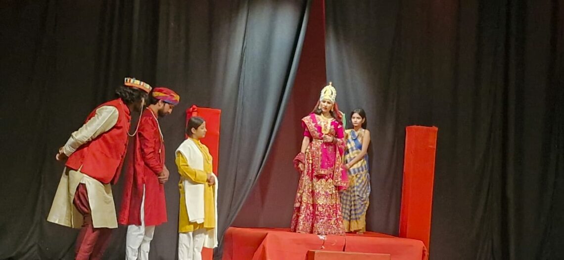 उत्त्तर प्रदेश कला मंच द्वारा श्रद्धांजलि नाट्य समारोह में चरनदास चोर का सफल मंचन