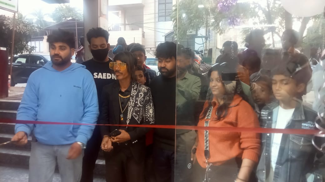 M.C.G गारमेंट्स शॉप का लिटिल डॉली ने फीता काटकर किया उद्घाटन