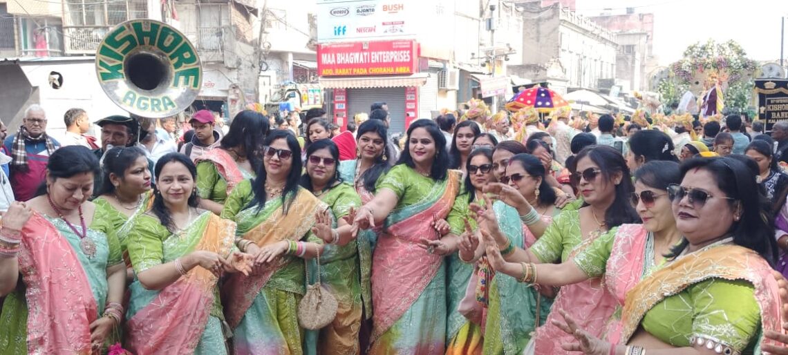 “भक्ति, वैभव और परंपरा का संगम: गिरिराज महाराज के नाम से सजी आमंत्रण यात्रा”