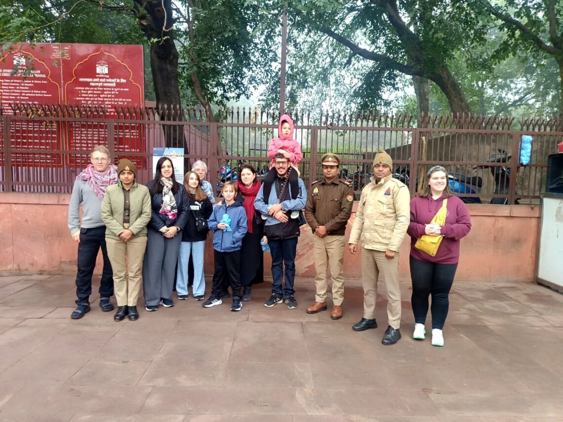 डेनमार्क से आए पर्यटकों का किया गया स्वागत, ताजमहल का सुरक्षित भ्रमण कराया