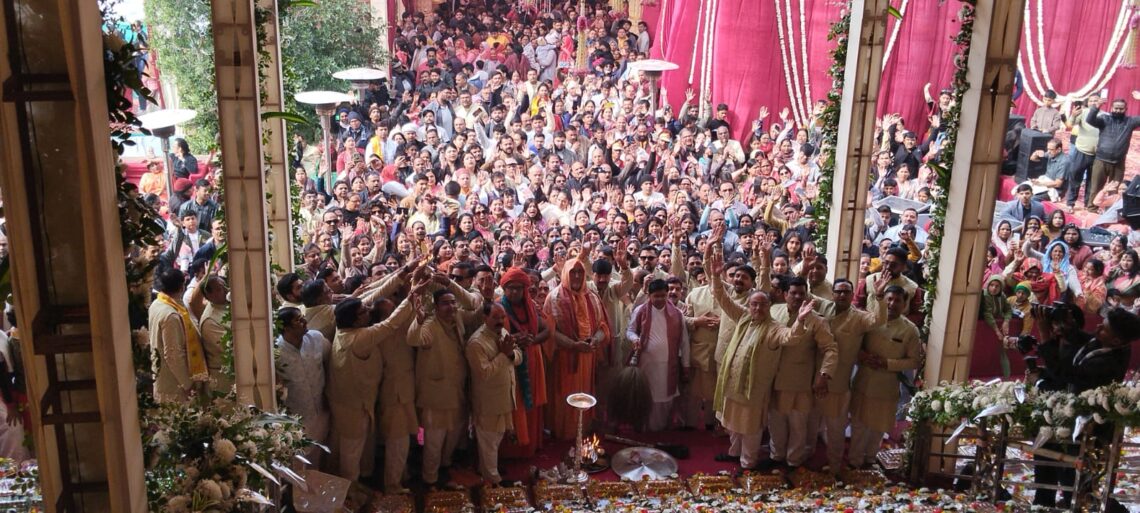 भक्ति के स्वर्ण क्षणों का साक्षी बना गोवर्धन, गिरिराज महाराज को अर्पित हुआ दिव्य छप्पन भोग