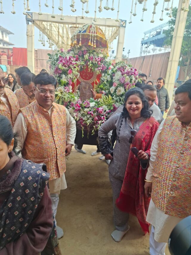श्री गिरिराज जी सेवा मंडल परिवार के छप्पन भोग महोत्सव के प्रथम दिवस गोवर्धन धाम में उतरा भक्ति का अमृत