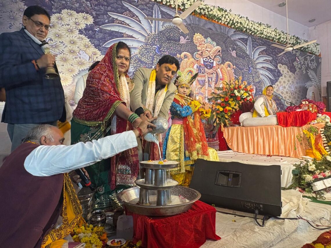 छैयाँ बन गोवर्धन धरो, श्याम ने ब्रज को राख्यो