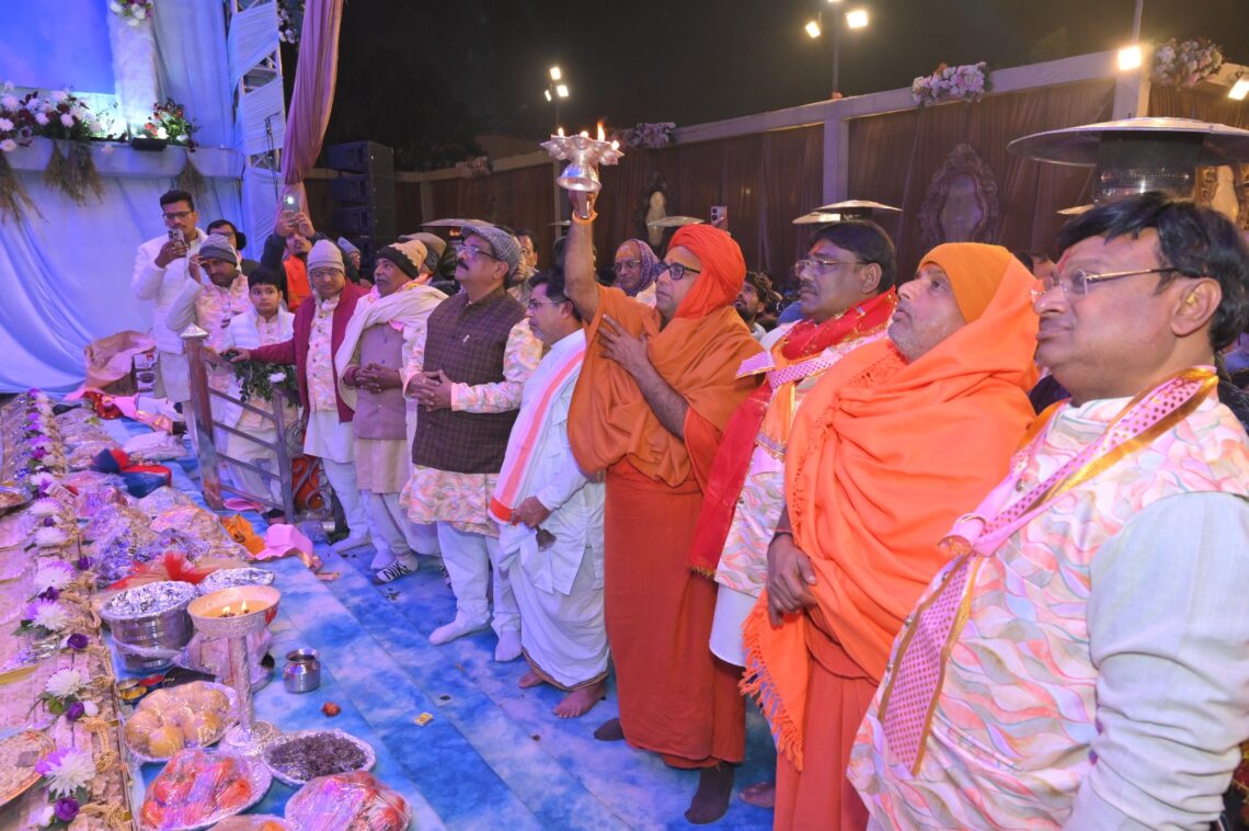 ‘नैनन में नींद समा गई…’ की करुण धुन पर शयन को पधारे गिरिराज धनी