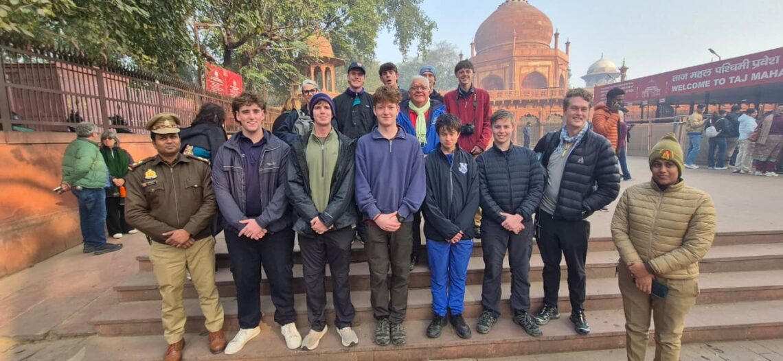 ऑस्ट्रेलियाई पर्यटकों का ताजमहल में गर्मजोशी से स्वागत, फ्रेंडली पुलिसिंग की सराहना