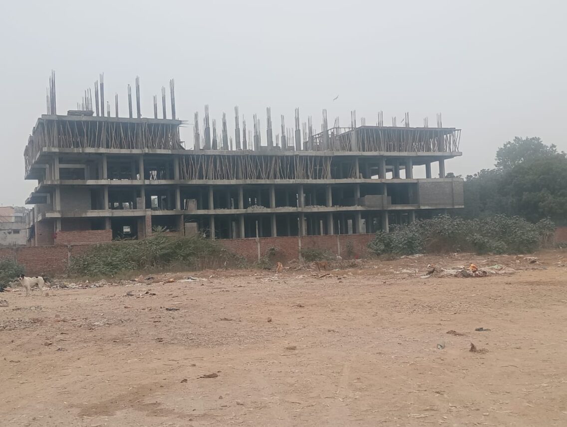 उच्च न्यायालय के आदेश के बावजूद चार मंजिला अवैध निर्माण, एडीए व प्रशासन की भूमिका पर उठे सवाल
