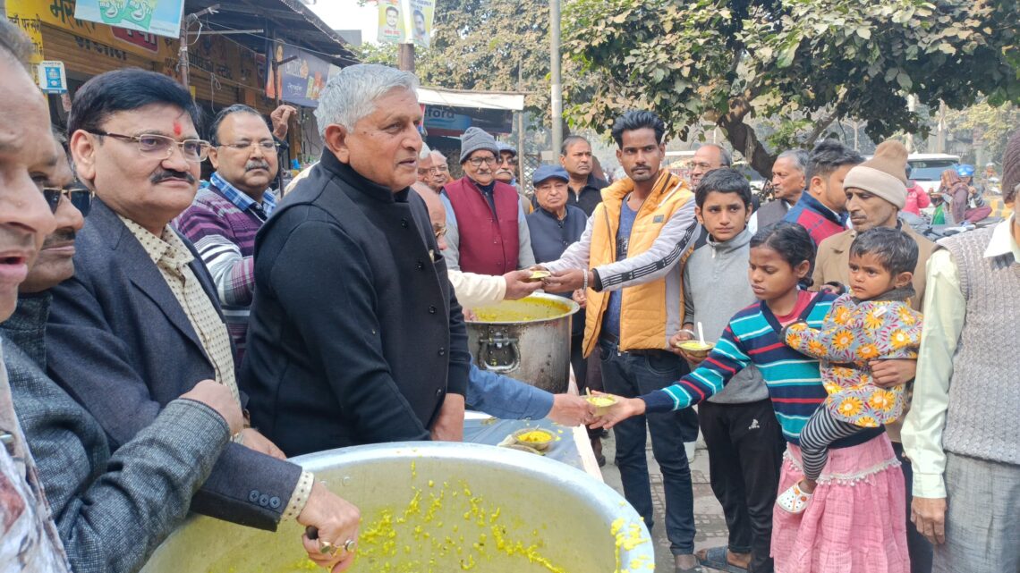 खिचड़ी वितरण के साथ भजन संध्या कर मनाया संक्रांति व बसंतोत्सव