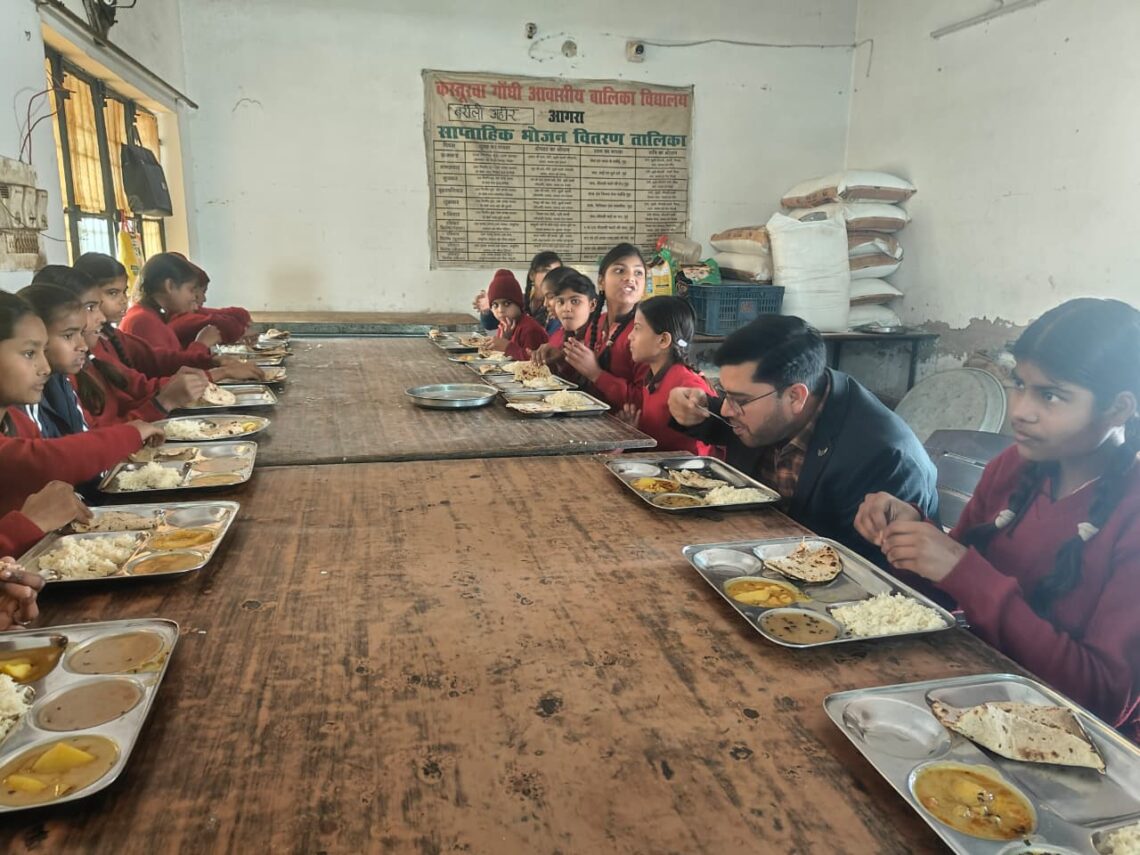 कस्तूरबा गांधी आवासीय बालिका विद्यालय का बीएसए ने औचक निरीक्षण कर किया विद्यालय में अध्ययनरत छात्राओं के साथ किया मध्यान्ह भोजन