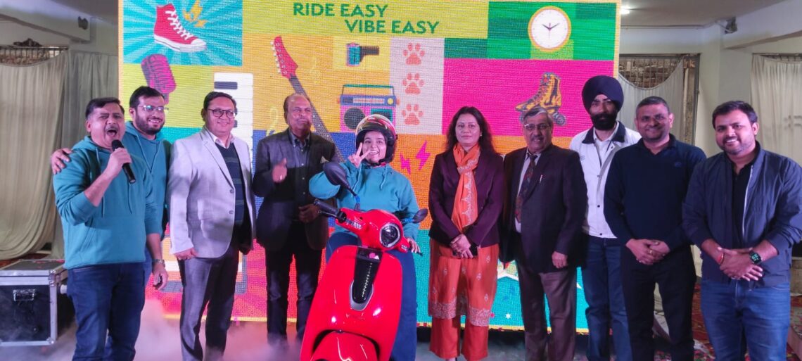 मनोरम ग्रुप ने खोला नया चेतक शोरूम, सी 25 मॉडल सेगमेंट में उतरा
